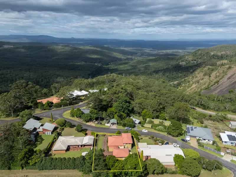 Versatile Split-Level Home On 964m2 With East Escarpment Views!
