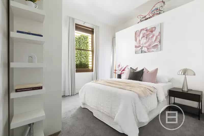 Luxury buy house with pool in Richmond