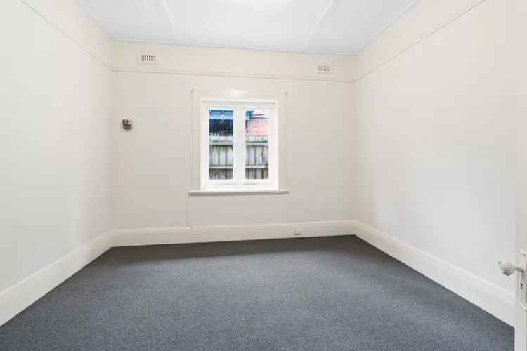 Stunning 2-Bedroom Ground Floor Apartment Near Fitzroy Street