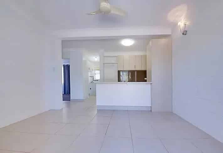 Tidy 2 Bedroom Unit Close to Town
