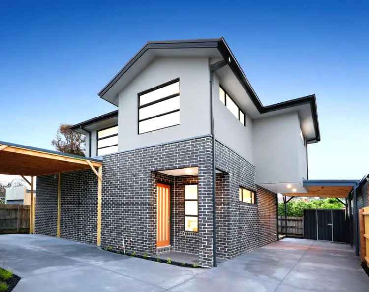 Luxury 4-Bedroom Townhouse in Oakleigh South