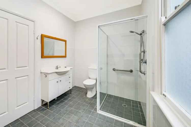 2 Bed Semi Erskineville - Modern Kitchen Updated Bathroom Secure Parking