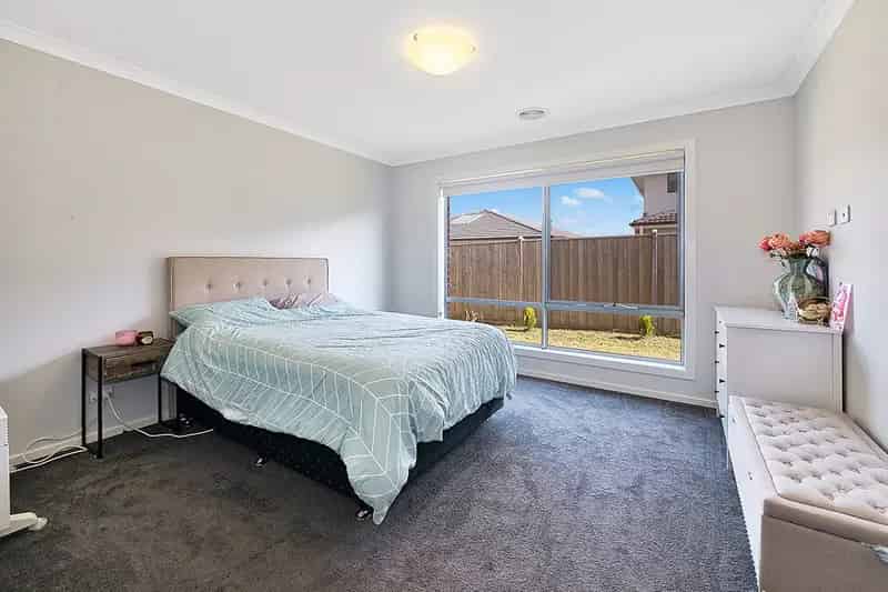 Rent Modern 4 Bedroom Home in Clyde North with Spacious Design