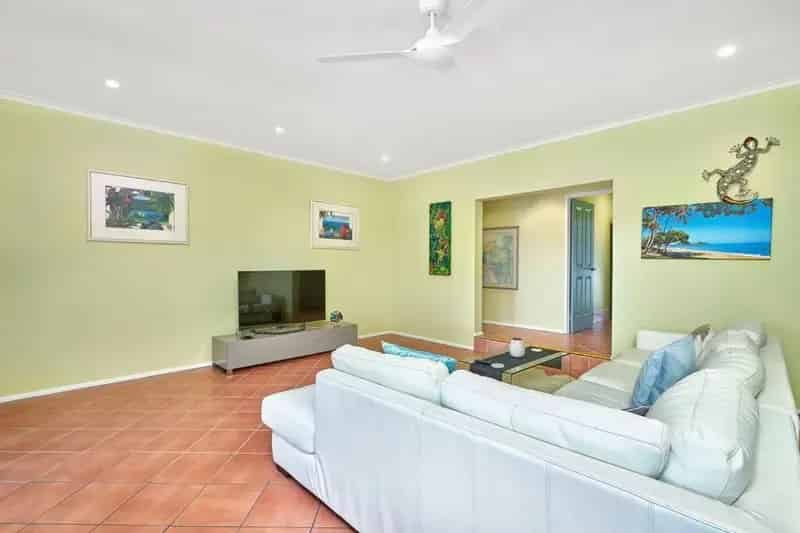 READY TO MOVE IN FULLY FURNISHED 3 BEDROOM HOUSE IN PALM COVE!