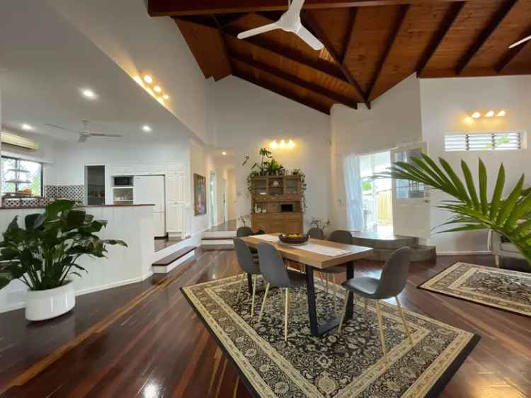 Port Douglas Oasis: 4 Bed, 2 Bath Home with Pool