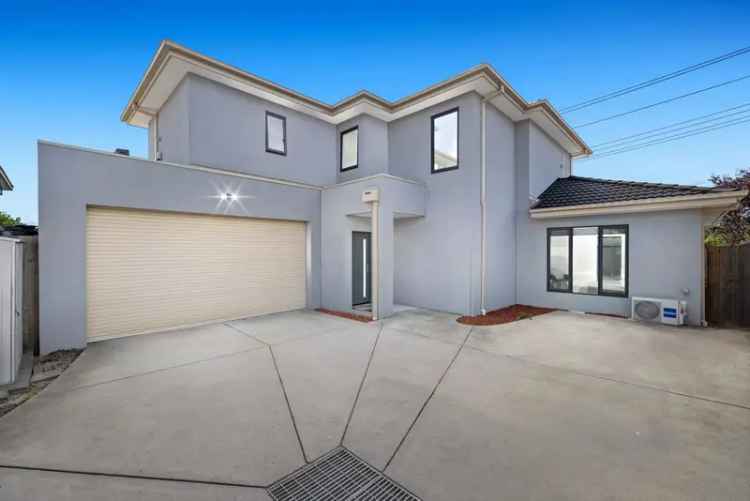 Modern Sunlit Townhouse near Monash Uni and Medical Centre