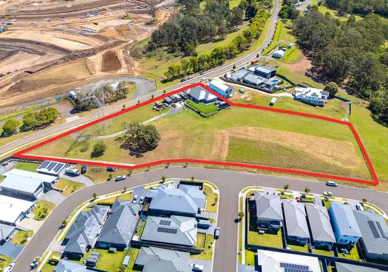 McDonald Jones Home on 1.04 ha - Close to Town