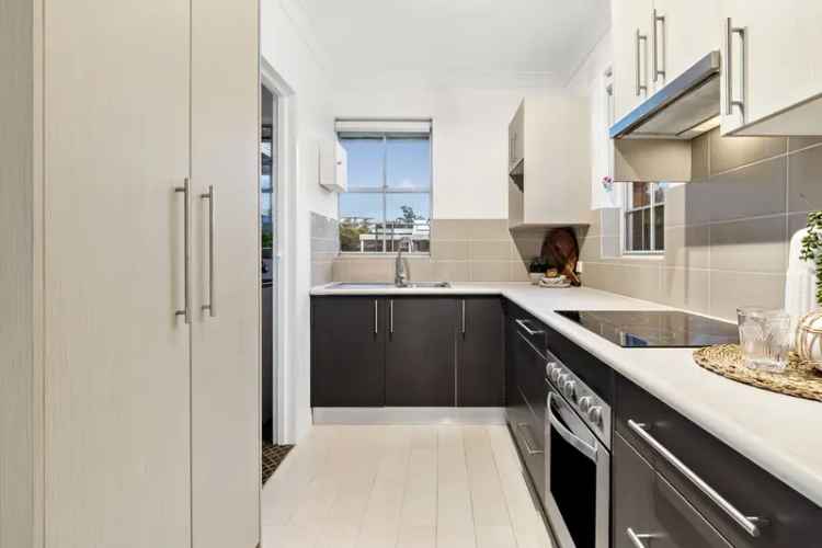 Hornsby 1 Bedroom Unit - Modern, Convenient, Secure Parking