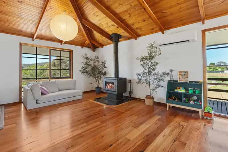 Escape to the McIvor Ranges - Updated Country Home with Workshop on 1 Acre