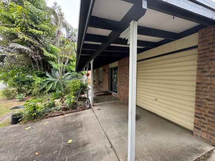 Buy lowset house in Banksia Beach with 3 bedrooms and air conditioning