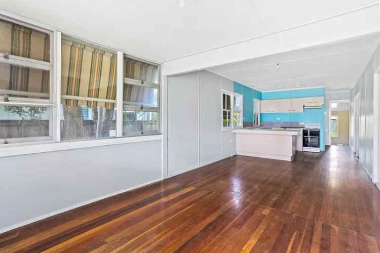 Charming retro cottage close to CBD and patrolled beaches.