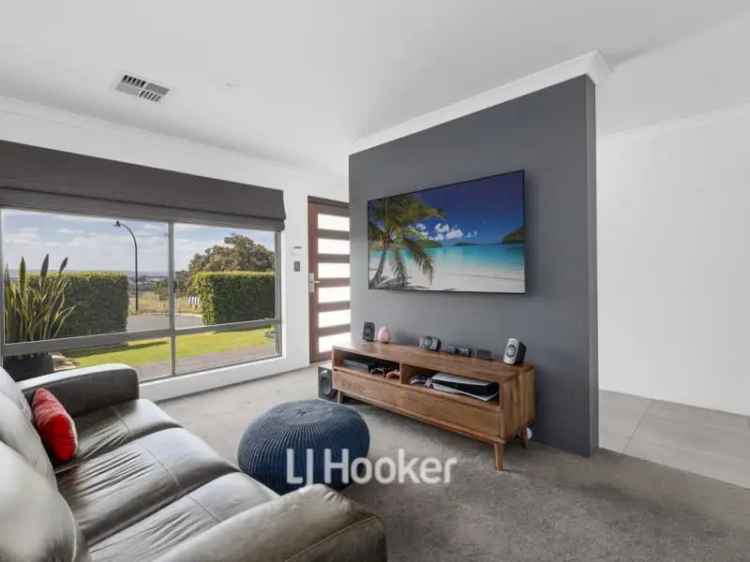 Australind Family Home 4 Bedrooms Modern Kitchen Spacious Living