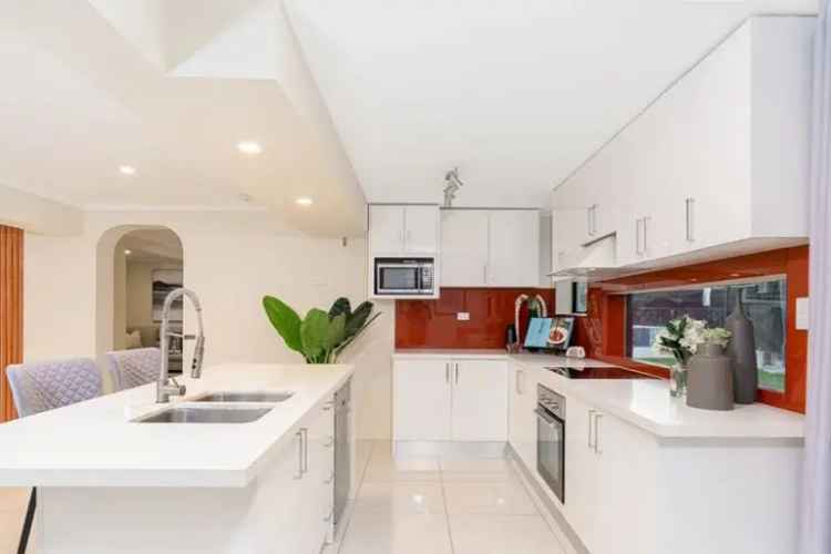 Prestigious Family Living - Convenient Cul-De-Sac Locale with Sunnybank Hills School Catchment!