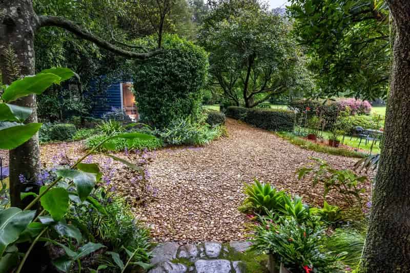Discover Carrington Cottage: An Enchanting 6 acre Retreat Embraced by Nature