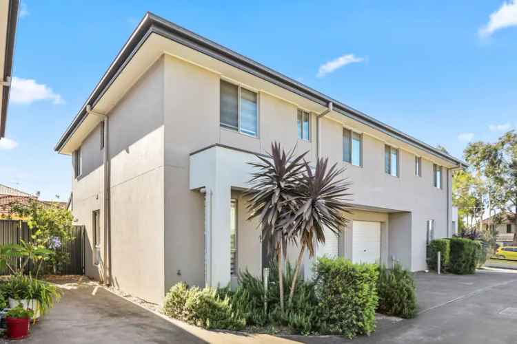 Buy Townhouse in Oxley Park with 4 Bedrooms and Modern Amenities