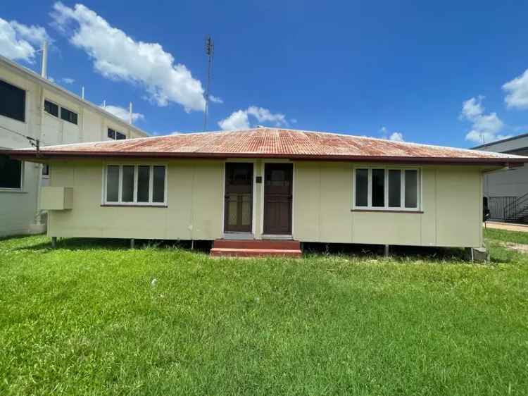 Queenslander Style Unit Across From Hospital