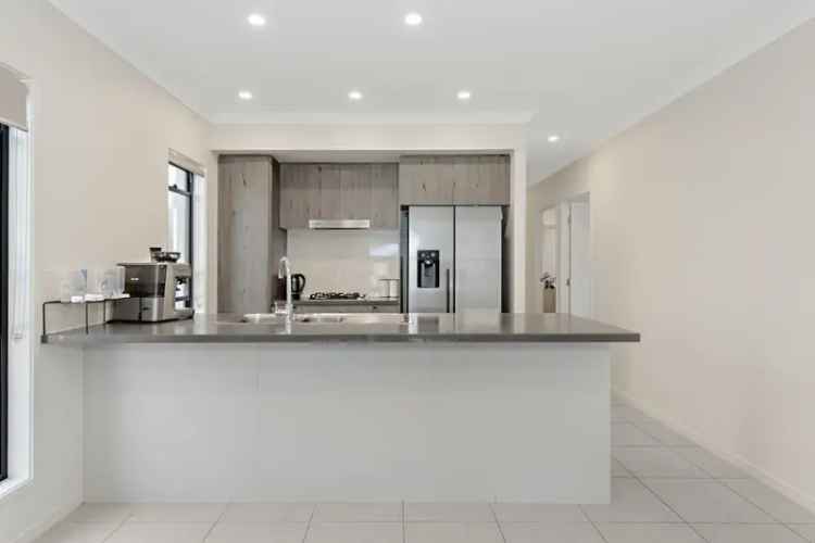 Modern 4-Bed Home in Bloom Estate Coomera Family Entertainer