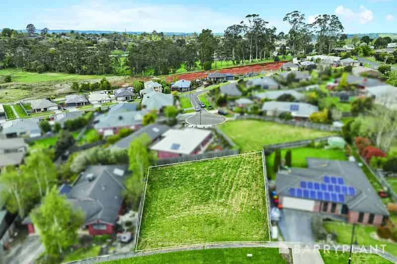Buy land in Drouin large 849 m2 block with valley views