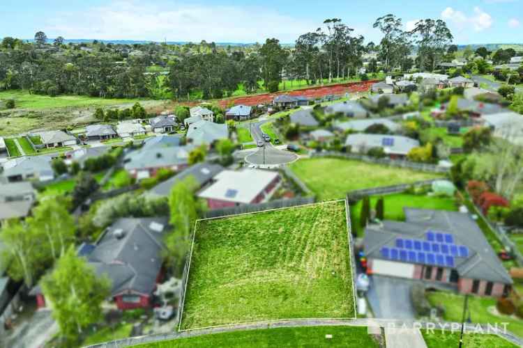 Awesome opportunity for a huge 849 m2 block in Drouin