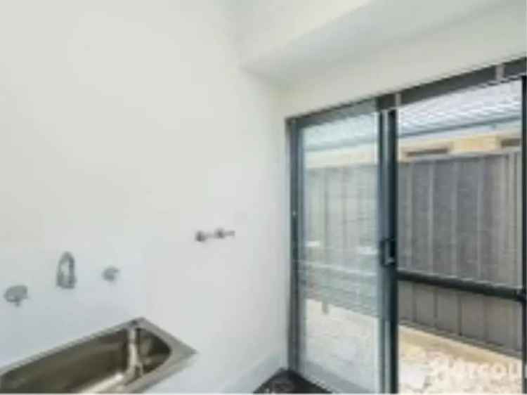 3 Bed 2 Bath Home Near Transport - Modern & Convenient