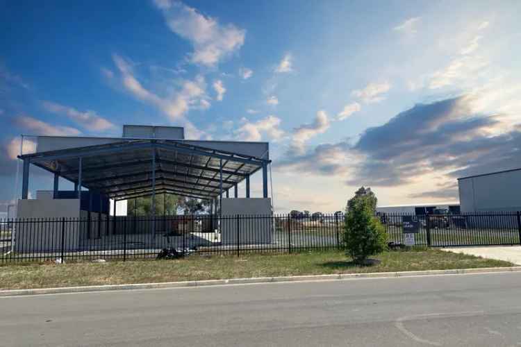 Warehouse for Lease in Echuca with Large Yard and Staff Amenities