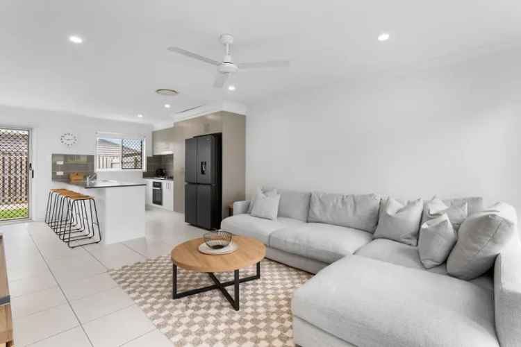 Stylish North Lakes Townhouse - 3 Bed 2.5 Bath - Modern Living