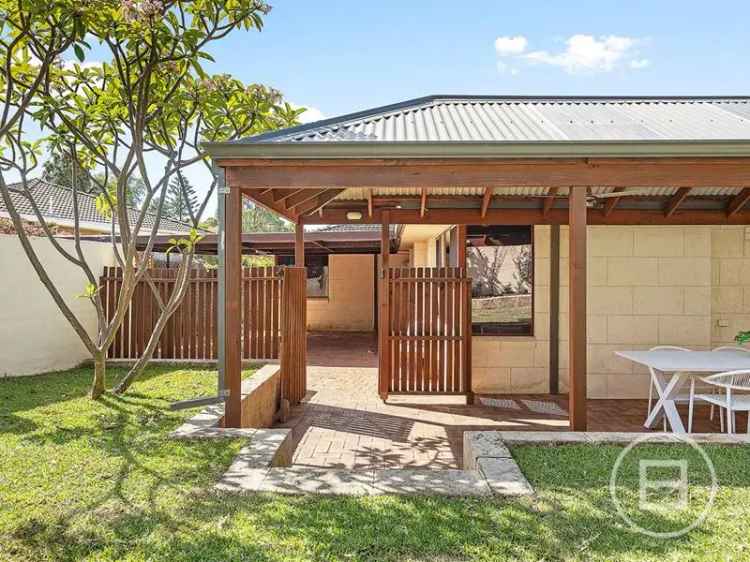 Family Home in Trigg Bushland 4 Bedrooms Large Backyard