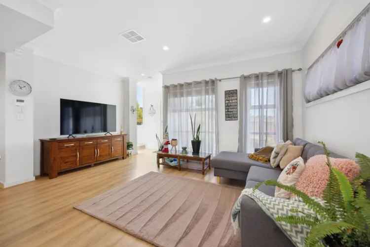 Modern Townhouse Noarlunga Downs 3 Bed 2 Bath Low Maintenance