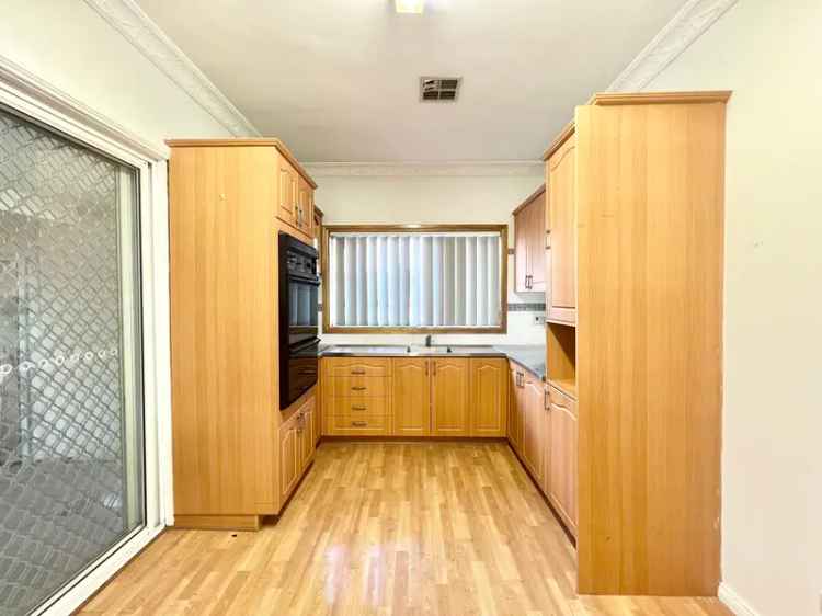 Campbelltown Family Home - Close to Schools Shops and Transport