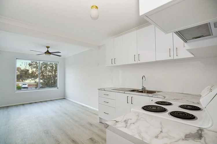 Renovated 2-Bedroom Unit Near Shops and Schools