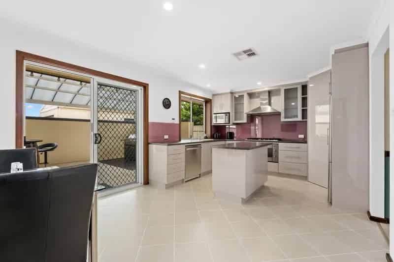 5 Powell Court, Morphett Vale SA 5162 - House For Lease