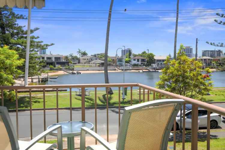 Surfers Paradise 2-Bedroom Unit Beachfront Oasis