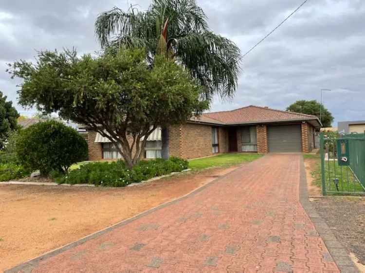 Family Home in East Dubbo 4 Bed 2 Bath