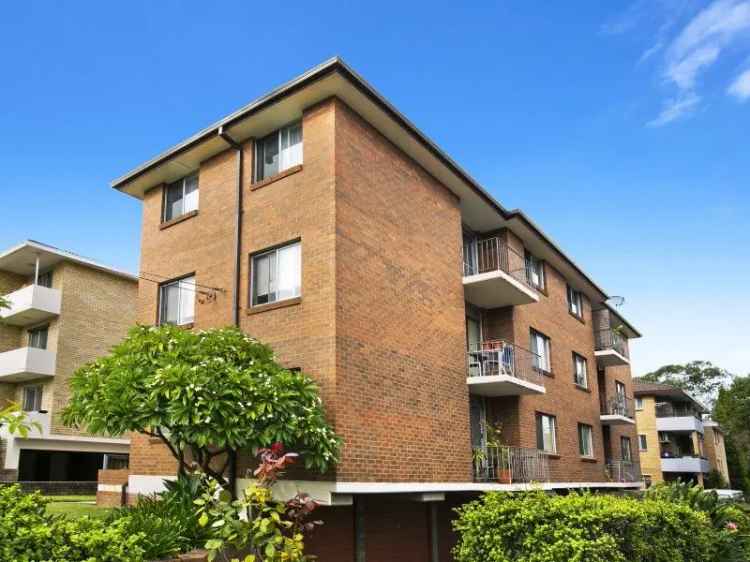 Top Floor Apartment near Gladesville Shops and Transport