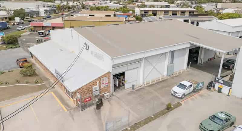 rent light industrial complex in Gladstone with multiple tenancies and access