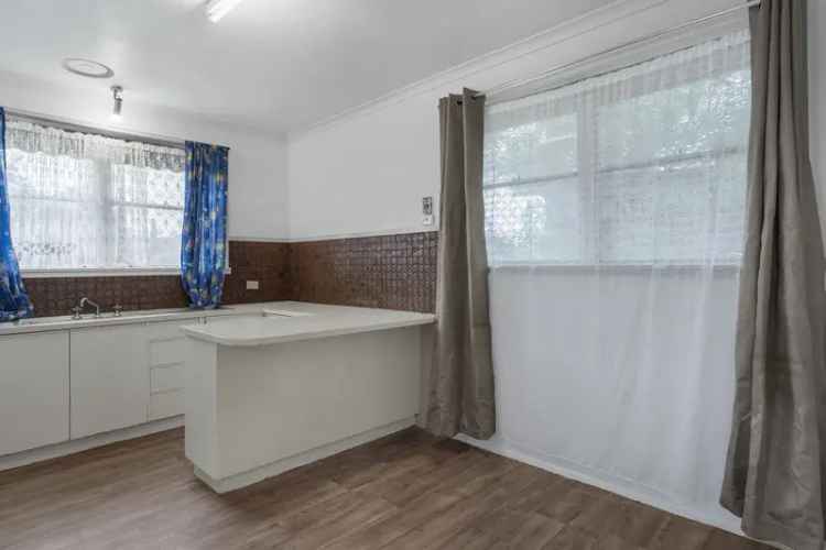 Rent 3 Bedroom House in Central Location Close to Werribee