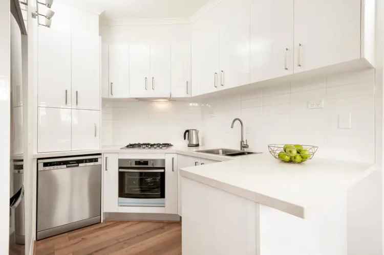 Renovated Ground Floor Residence Oakleigh 2 Beds Modern Kitchen Low Maintenance