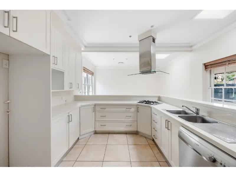 Expansive Family And Entertainer'S Dream Residence