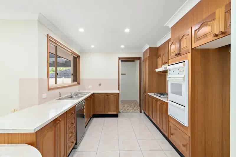 Lease 4 Bedroom Home in Kariong with Large Backyard and Garage