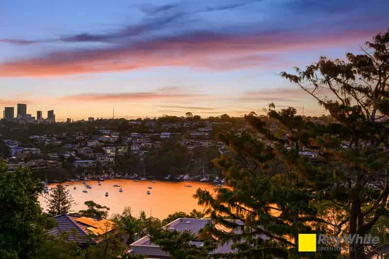 Luxurious Residence with Breathtaking Middle Harbour Views