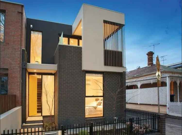 2 Bedroom 283m² Melbourne House Short Term Lease Available