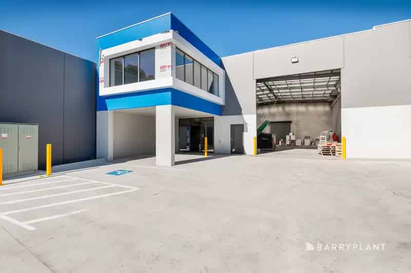 Buy rent warehouse spaces at Lakeside Northcorp with modern features