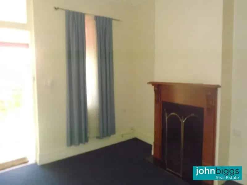One Very 'Cute'  Semi Detached  City Cottage. Single Bedroom With Sitting Room And Air Conditioned Cozy Family Room With French Doors To A Rear Courtyard