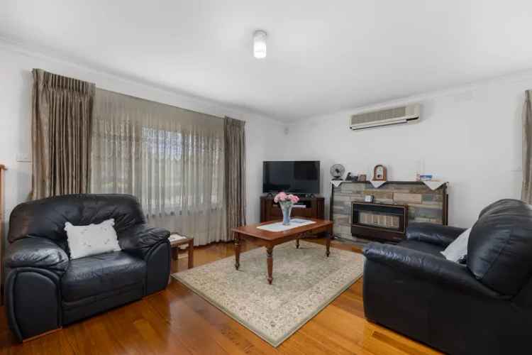 Buy Stylish & Spacious Family Home in Close Proximity to Parks