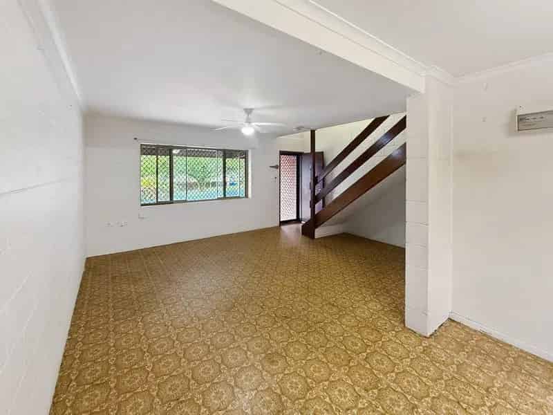 Lovely 2-Bedroom Townhouse in Prime Location - Ideal for Investors or First Homebuyers!