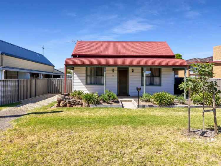 Buy cottage in Rutherglen with spacious backyard and charm