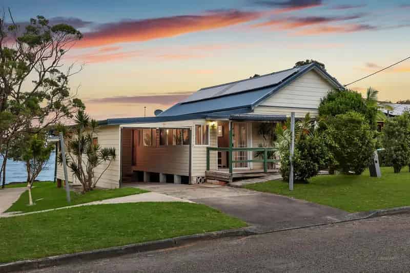 Buy Dual Occupancy Absolute Waterfront Property on Tuggerah Lake