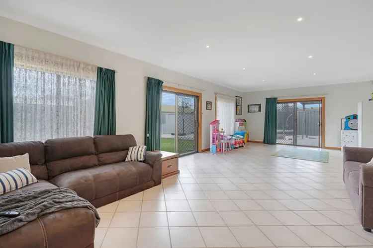 Stunning Family Home in Seaton 3 Bedrooms Renovated Kitchen Backyard