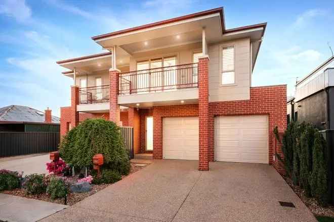 Inner City Albury Terrace 4 Bed 2 Bath