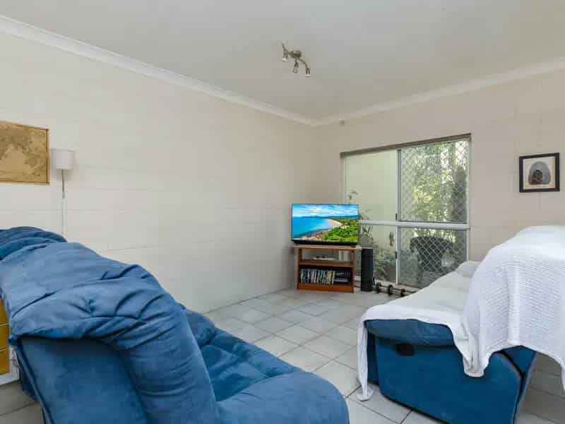 For Sale Ground Floor Unit in Residential Complex with Garden Access